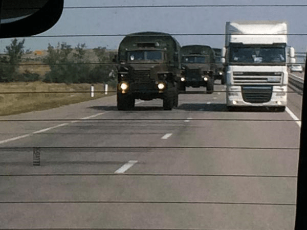 Humanitära och militära konvojer kör sida vid sida mot gränsen till Ukraina.