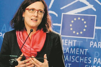 Cecilia Malmström, handelskommissionär, meddelade överraskande att EU-kommissionen nu vill låta alla medlemsländers parlament ratificera handelsavtalet CETA. Foto: EU