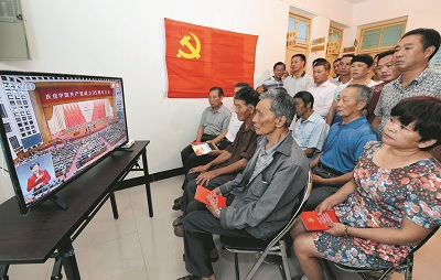DIREKTSÄNDNING av firandet av Kinas kommunistiska partis 95-årsdag sändes över hela landet och samlade många av de över 82 miljoner partimedlem­marna framför tv-apparaterna. Här syns några som andäktigt följer sändningen i byn Xinfeng, vilken ligger i provinsen Fujian i sydöstra Kina. Foto: Xinhua, Zhang Guojun Fotnot: Xinhua (sv. Nya Kina) är den officiella nyhetsbyrån för den kinesiska regeringen och står direkt under Kinas kommunistiska partis avdelning för samhällsinformation. Byrån är baserad i Peking och har över 10 000 anställda, vilket kan jämföras med Reuters cirka 1 300 anställda.