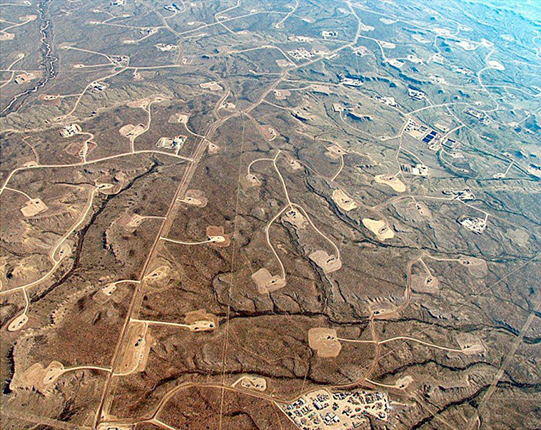 Fracking i praktiken. Så här ser ett område ut där fracking bedrivs, det krävs många borrhål nära varandra för att komma åt all gas under marken. Bilden är tagen i USA på ett område som har fyra borrhål per kvadratkilometer.