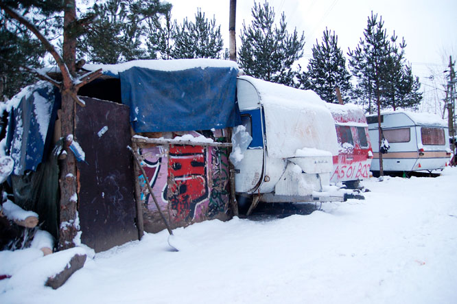 I Stockholmsförorten Högdalen har romer byggt sig hus av bråte och placerat ut husvagnar som de bor i. Romerna själva fick vi dock inte på bild, då de ville ta betalt för att låta sig bli fotograferade. Foto: NyT