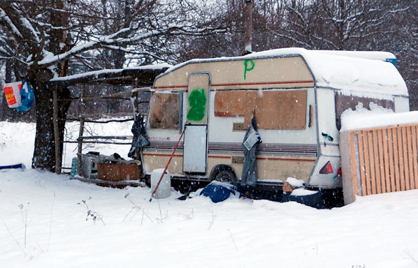 Ännu fler husvagnar i Högdalen. I den mångkulturella förorten till Stockholm har romer placerat husvagnar lite varstans. Foto: Nya Tider