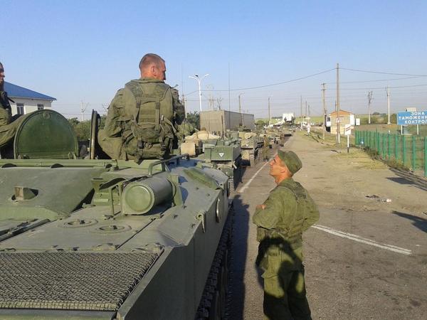 Bild som sägs förställa en av de ryska armékolonner som den 15 augusti samlats vid den ukrainska gränsen i väntan på marschorder. Dagen kan stämma, men skyltarna i bakgrunden tyder på att de är många kilometer från gränsen.