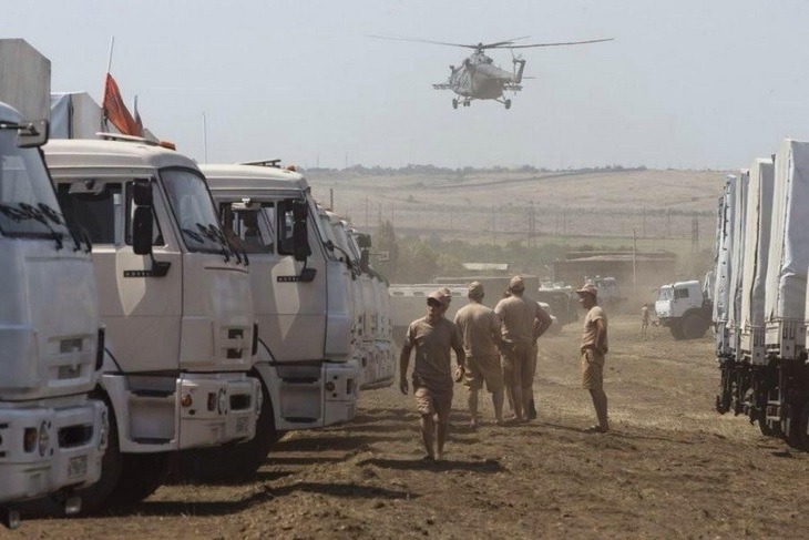 Den humanitära konvojen eskorteras av ryska militärhelikoptar på låg höjd.