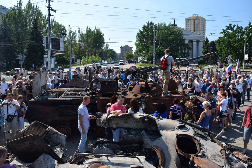 Kievs sönderskjutna stridsfordon visas upp i Donetsk den 24 augusti. Foto: Nya Tider