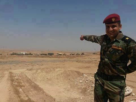 Kurdisk officer pekar på irakiska regeringsstyrkor som flyr den framryckande ter­rorarmén IS. Hans ansiktsuttryck tyder på glädje snarare än rädsla. Samtidigt som IS erövrade oljefält i nordvästra Irak under sin blixtoffensiv i början av juni passade kurderna på att ta kontroll över oljefält i nordöstra Irak.
