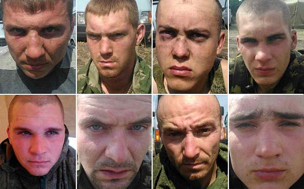 Här syns åtta av de tillfångatagna ryska fallskärmsjägarna.