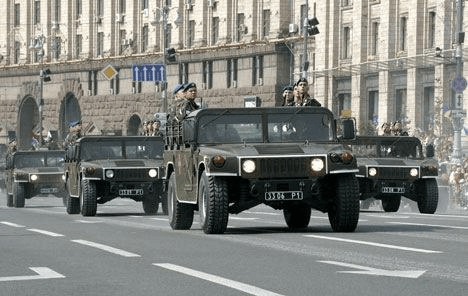 Amerikanska Humvees, som Nato skickat till Ukraina för att sättas in i striderna, visas upp i Kiev.