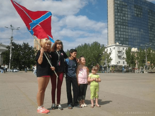 Firar med Novorussias flagga.