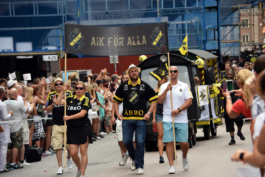 AIK fick kritik för att inte en enda spelare gick i tåget, endast supportrar.