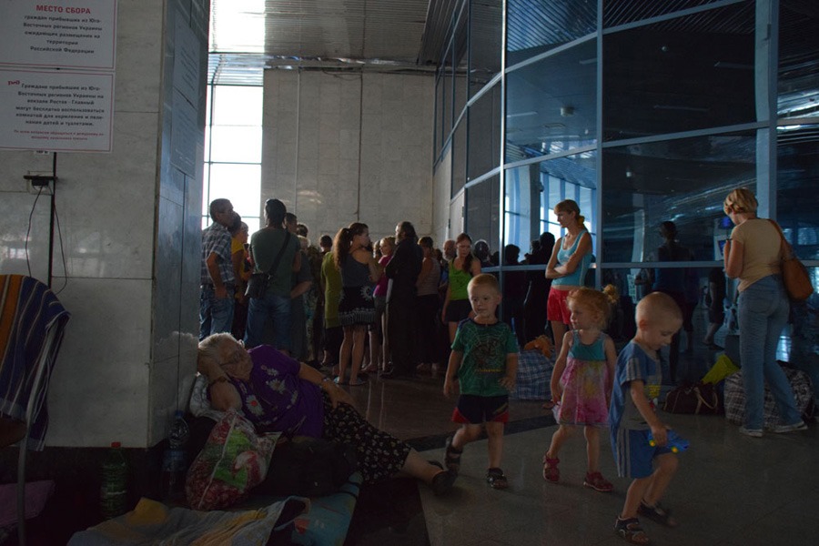 De flesta blir kvar på tågstationen i Rostov vid Don i 4-7 dagar innan de får tillstånd att resa vidare in i landet.