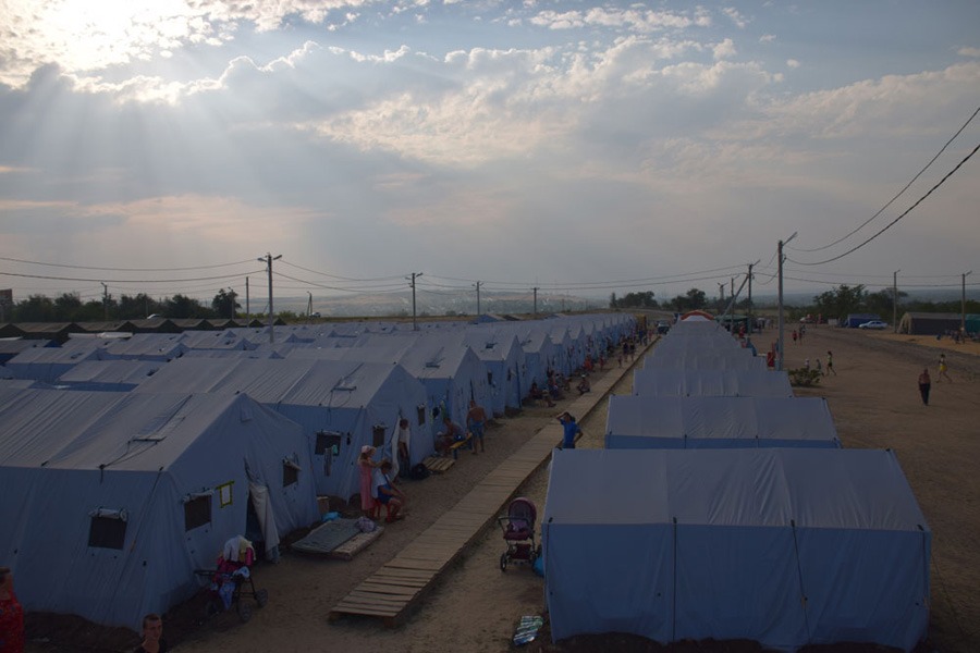 Upp till 1 000 flyktingar får plats i tältlägret utanför ryska Donetsk. Det är ett av flera i gränsområdet, men de flesta av de 800 000 flyktingarna i Ryssland är redan inkvarterade i barracker, studentlägenheter, sanatorier och andra tillfälliga bostäder i andra delar av Ryssland, eller bor hos släktingar.