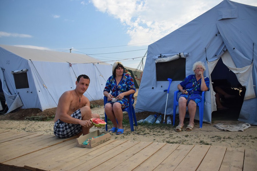Vitalij, Natasja och Svetlana kommer från Lugansk oblast (län/region). De säger sig alla vara mycket nöjda med det mottagande de fått i Ryssland, men skulle helst vilja återvända hem.