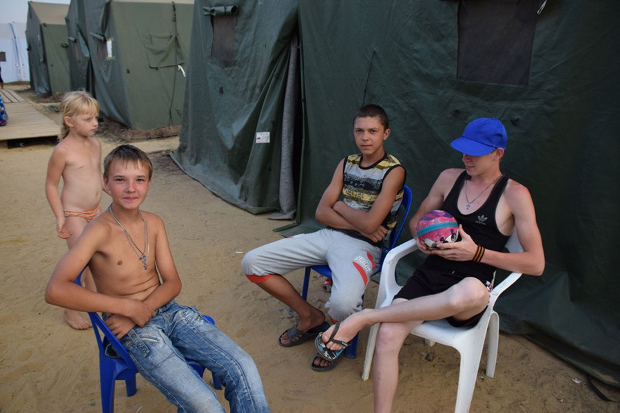 Max, 14, Igor, 15 och Kostja, 17. Max mamma tog med sig barnen och flydde när ljudet av artilleri närmade sig deras hemort utanför Donetsk.