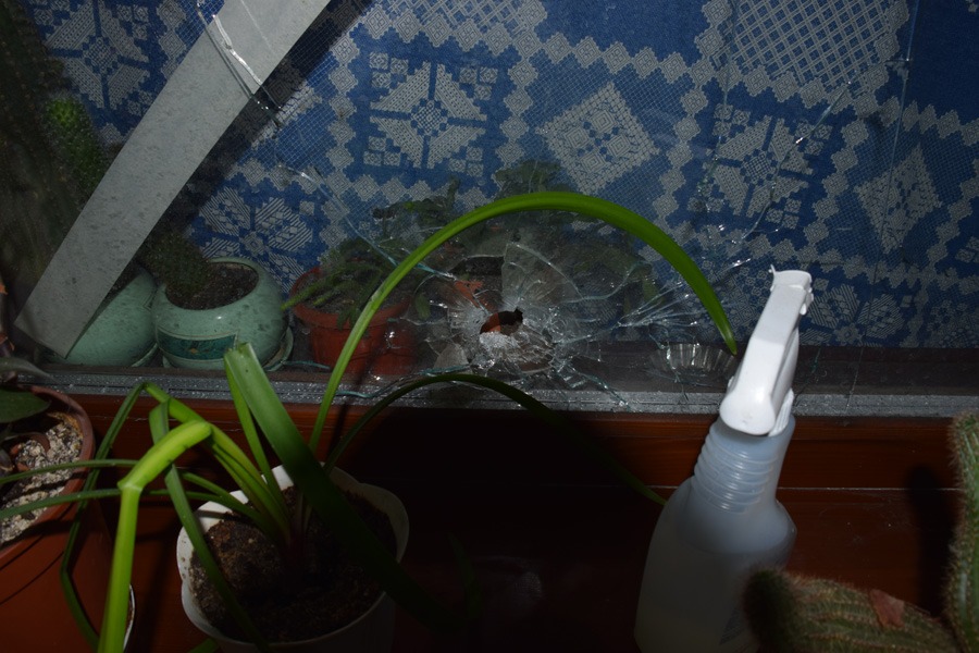 Vladimir’s living room window was pierced by another shrapnel. Photo: Dan Malmqvist/Nya Tider