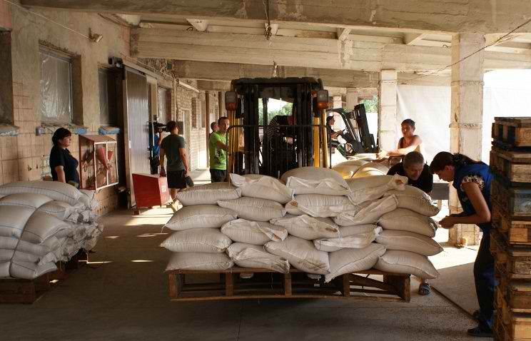 Det ryska biståndet tas emot på ett lager i Luhansk den 22 augusti.