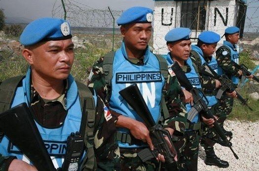 FILIPPINSKA FN-SOLDATER utanför en av sina posteringar på  Golanhöjderna.