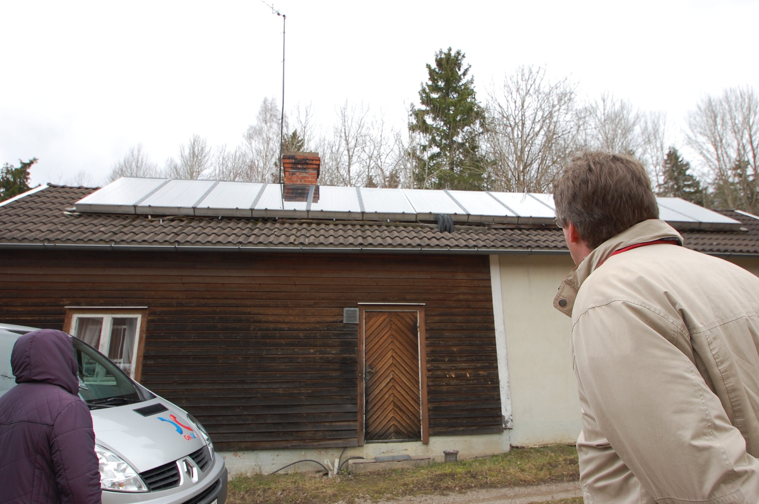 Inte bara solel. Kurt Hansson använder även sol till uppvärmning av vatten i dessa solfångare. Foto: Nya Tider