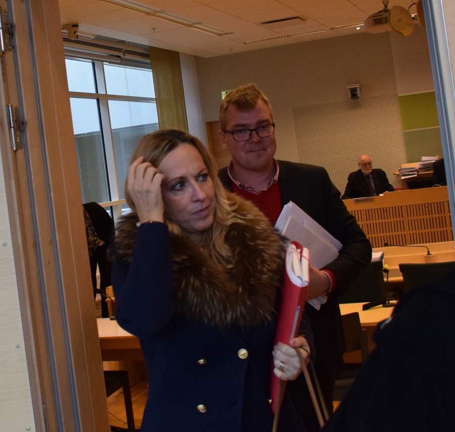 Åklagarna i målet, Marcus Ekman och Karin Tekonen, på väg ut ur rättssalen. Foto: Nya Tider