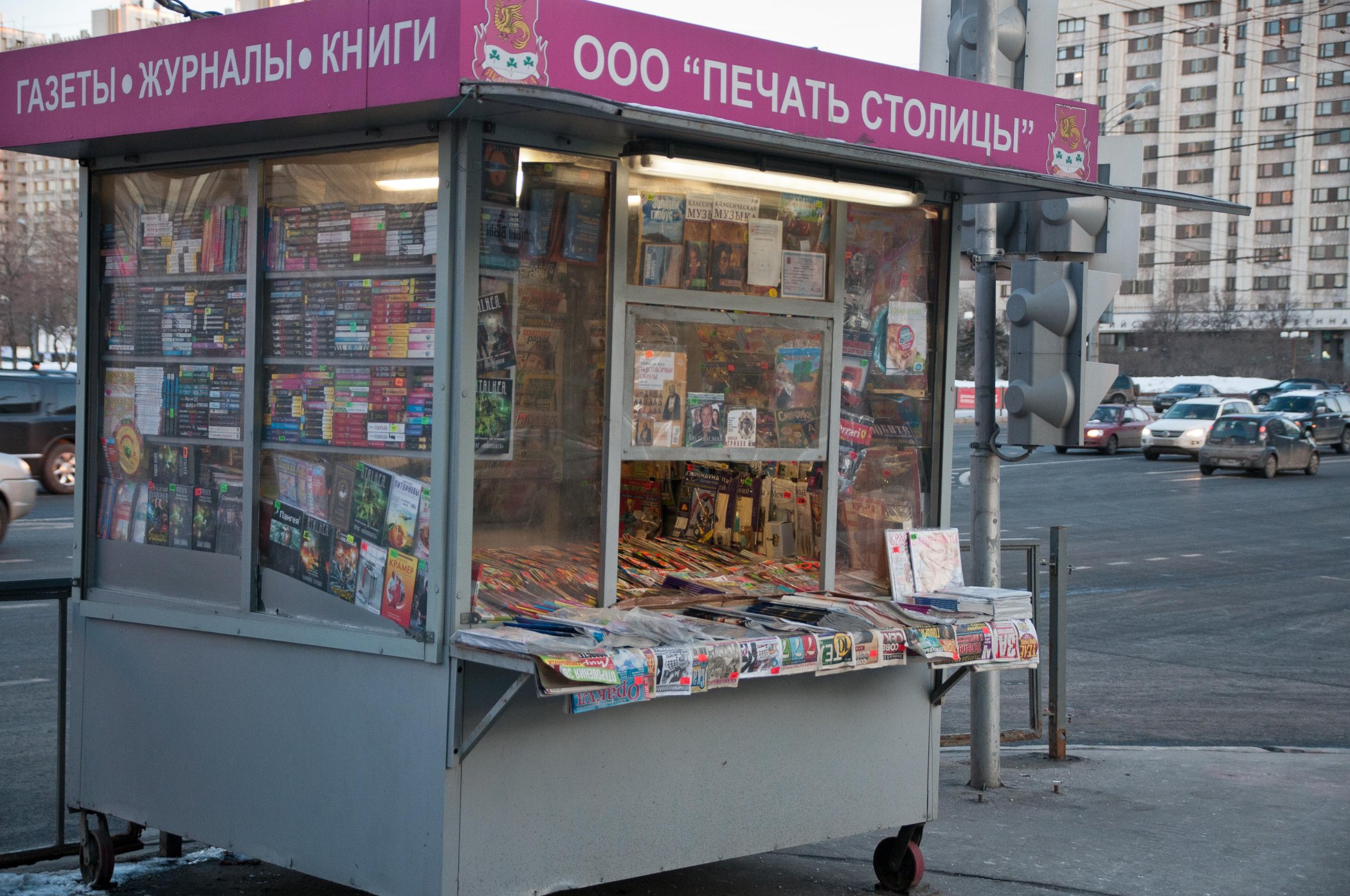 RYSK TIDNINGSKIOSK, som finns på var och varannan gata. Här saluförs hundratals tidningar – till skillnad från i Sverige även oppositionella sådana.