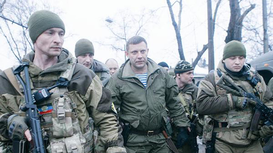 Aleksandr Zachartjenko (mitten) är president i den efter en folkomröstning självutnämnda Folkrepubliken Donetsk. Han besökte flygplatsen den 16 januari, dagen efter att den erövrats av hans styrkor. Zachartjenko har gjort sig känd för att vara en ledare som inte drar sig från att besöka fronten. Han eskorteras här av soldater ur bataljonen Somalia, ett namn man tagit för att häckla Ukrainas president och överbefälhavare Petro Porosjenko. Detta sedan denne strax innan sitt tillträde förra våren lovat att inte låta östra Ukraina bli ett nytt Somalia, för att sedan med sitt artilleri systematiskt ödelagt infrastrukturen i Donbass.