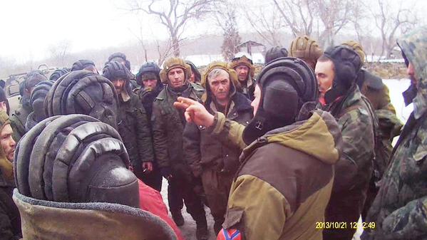 Separatistförare diskuterar de hårda striderna vid Debaltsevo. Skulle ryska trupper finnas i Ukraina borde de bemanna tunga vapensystem som t ex stridsvagar. De oenhetliga och i flera fall föråldrade uniformerna samt den höga medelåldern på stridsvagnsförarna i fotot bevisar motsatsen. Foto: Anonym separatistsoldat, 4 februari 2015