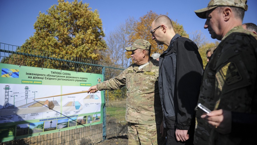 Som Berlinmuren. Ukrainas premiärminister Arsenij Jatsenjuk inspekterar de inledande arbetena med det nya gränsskyddet mot Ryssland. Han vill att den modelleras efter Berlinmuren, men ska vara över 2 000 kilometer lång.
