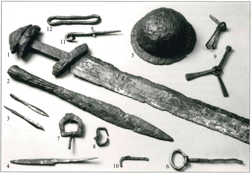 Gravhögen ingick i ett större sammanhang. På denna bild visas fynden från en arkeologisk undersökning 1976 av tre brandgravar från 900-talet. Fyndmaterialet var mycket rikt och utgjordes av bland annat svärd, hästutrustning, dräktdetaljer, pilspetsar, pärlor, sköldbuckla och keramik. Foto: Nya Tider