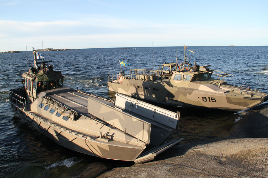 Finland och Sverige har allt eftersom stärkt sitt försvarssamarbete. På bilden en finsk stridsbåt av Jurmoklass bredvid en svensk stridsbåt 90 H. Foto: Kristina Swaan, Amf 1