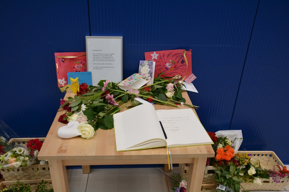 Sorgeplats med blommor och kondoleanser till mamman och hennes son som mördades den 10 augusti.