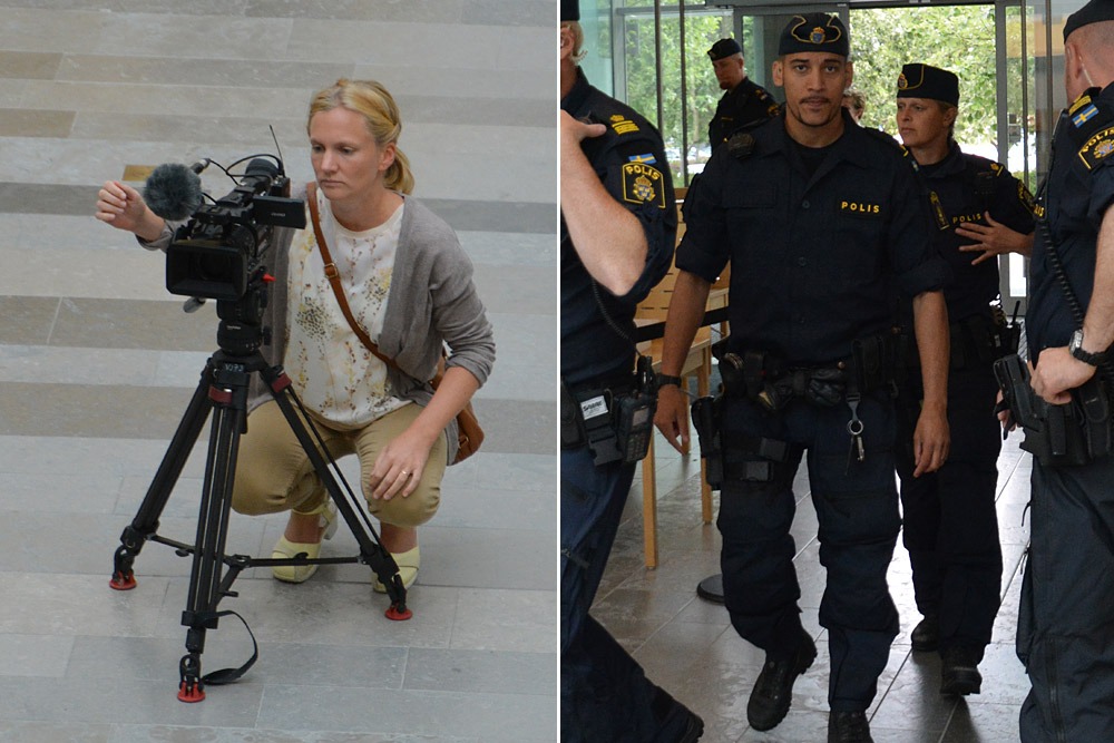 Till vänster: En kvinnlig reporter från SVT blev hotad av anhöriga inne i rättssalen, så på eftermiddagen skickade SVT ut en manlig reporter i stället. När domen kom, gjorde SVT Västmanland inget reportage om det. Tidningen Vlt rapporterade så här från rättegångens första dag: "11.26 Bråk bland åhörarna. Det är stökigt på bänkarna där de anhöriga sitter. De försöker stirra ut oss journalister och nyss kom en av dem, en kvinna, och trängde sig in mellan två reportrar. Hon kvinna hotade att krossa en reporters telefon." Till höger: Några av de anhöriga gick till attack även mot Nya Tiders fotograf i samband med insläppet till rättssalen. Polisen var helt passiv. Till skillnad från SVT:s reporter knuffade NyT:s fotograf tillbaka, en då blev det fart på en av poliserna som skrek: ”Du ska visa respekt!”. Vi kommer att återkomma med identiteten på denne polisman och orsaken till hans beteende.