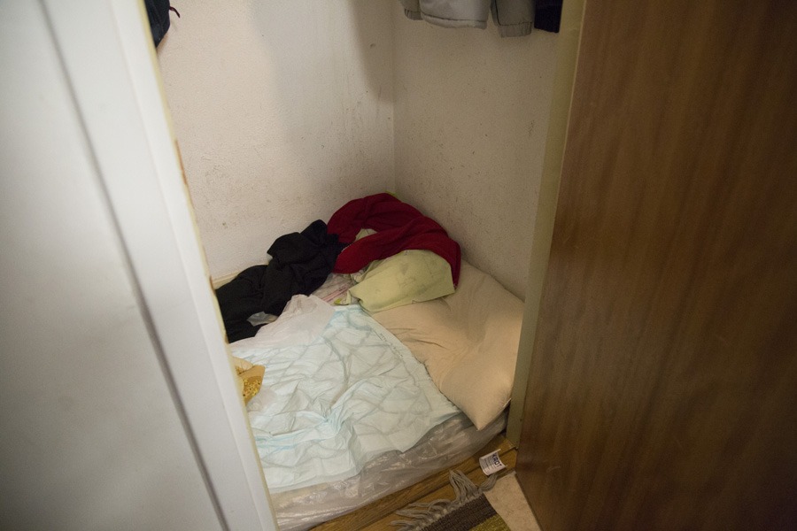 Trångbott? En något märklig sak vi upptäckte vid besöket var att döttrarna i familjen fick sova på golvet i en skrubb, medan sönerna hade ett eget rum med ordentliga sängar.