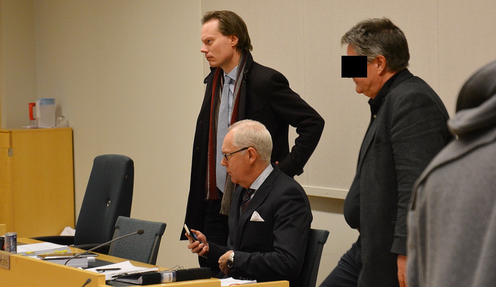 Martin Kinnunen i rättssalen. Ekonomichefen som dömdes står bredvid, vi har maskerat hans ansikte. Foto: Nya Tider