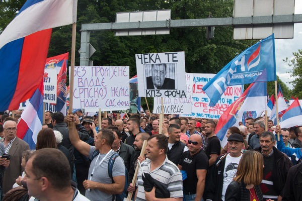 The opposition demonstrated demanding the government's resignation . On the placard depicted President Dodik behind bars with the message that prison awaits him . They feared riots did not occur , but the situation remains tense. Photo: Nya Tider