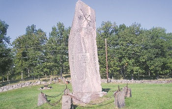 minnesstenen som restes 1910 till 700-års minnet av slaget vid Gestilren. Många stormän ska ha stupat på denna plats, bland dem Sverker den yngre.