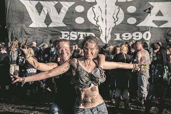 kan känna sig trygga. Kvinnor kan utan några problem röra sig fritt inne på festivalområdet på hårdrocksfestivalen Wacken i Tyskland. Det är otänkbart att någon skulle tafsa på dem. Foto: Nya Tider/Roger Sahlström