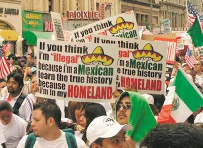 LA RAZA, ”rasen”, är en av de rasistiska invandrarrörelser som Soros sponsrar i väst. På plakaten hävdar demonstranterna att ”jag är i mitt hemland”, en anspelning på att de anser att hela sydvästra USA ska tillhöra den latinamerikanska mestisbefolkningen. Foto: Okänd