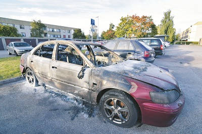 ingen ovanlig syn. På bild en bil som brunnit upp på en parkering i Tjärna ängar. Foto: Nya Tider