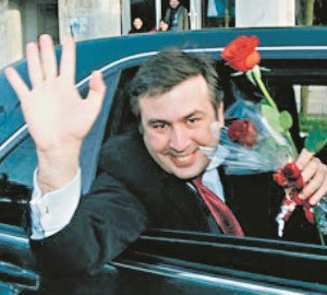 MICHEIL SAAKASJVILI blev president över Georgien med Soros hjälp. Hans styre präglades bland annat av antirysk politik och utbredd korruption, där han använde rättsväsendet för att trakassera sina motståndare. Efter kuppen i Ukraina – där Soros återigen var inblandad – fick han plötsligt ukrainskt medborgarskap och utsågs till guvernör i Odessa. 