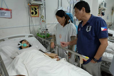 PRESIDENT RODRIGO DUTERTE besöker de som skadats i bombdådet som ägde rum den 2 september på en nattmarknad i staden Davao, där han varit borgmästare under drygt två decennier. Han såg sammanbiten ut under vistelsen på sjukhuset där han även besökte bårhuset. 15 människor dödades och 70 skadades i terrordådet. Foto: Momar Visaya