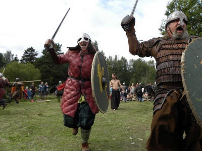 sTRIDEN är vikingarnas signum, men att köpa ett svärd kunde kosta som en hel gård.