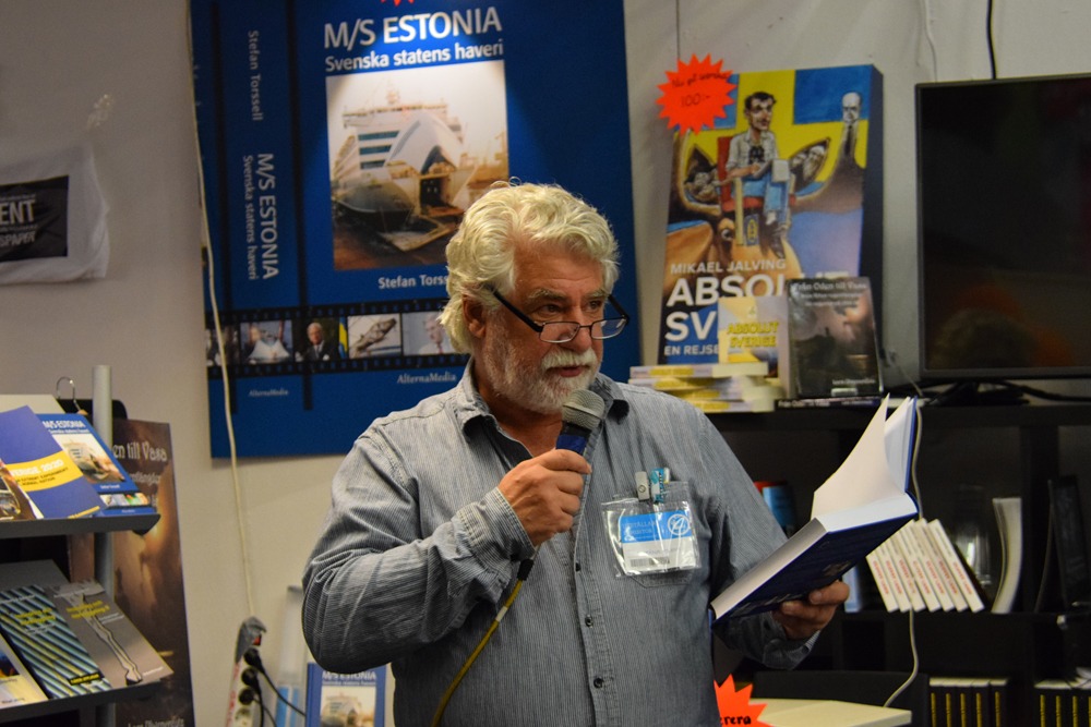 stefan Torssell presenterade sin bok M/S Estonia – Svenska statens haveri, och signerade böcker.