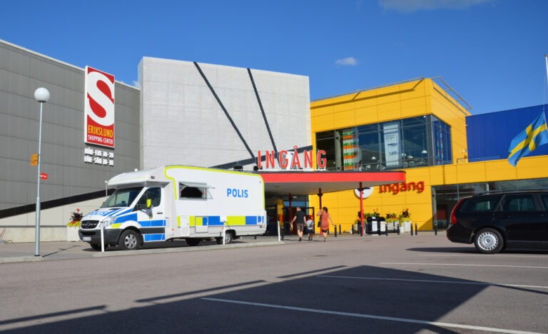 Polisbuss utanför IKEA i Västerås där två besökare knivmördats.