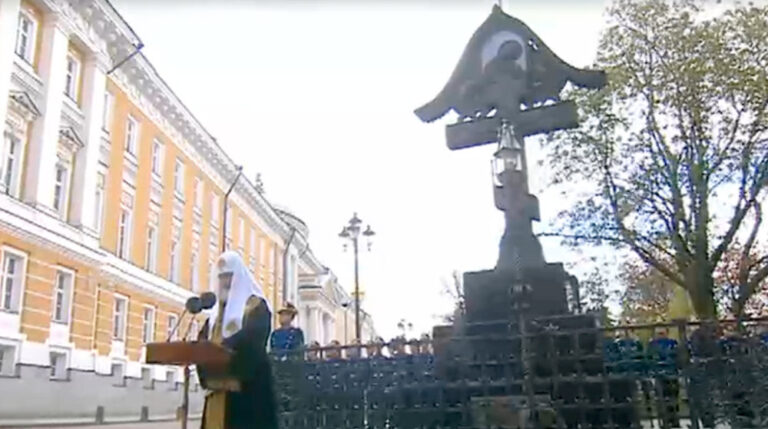 Rysslands patriark Kyrill invigde det återinstallerade korset. Foto: Rossia24
