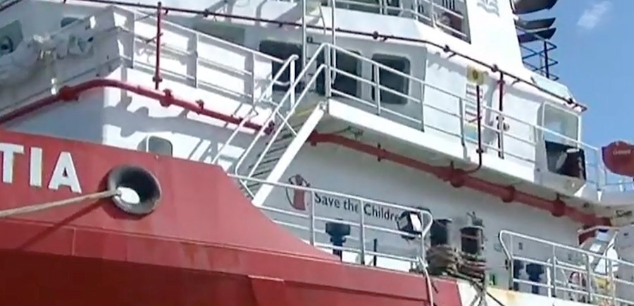 Rädda barnens fartyg har tvingats i italiensk hamn av kustbevakningen. Stillbild: SkyTG24