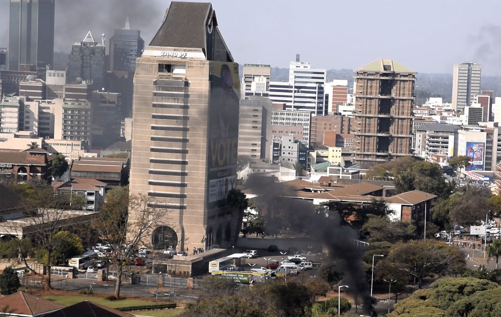 ZANU-PFs högkvarter i centrala Harare omgivet av demonstranter. Foto: Nya Tider