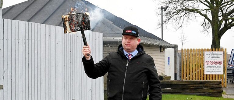 Rasmus Paludan bränner koranen vid ett av sina politiska möten. Foto: Privat