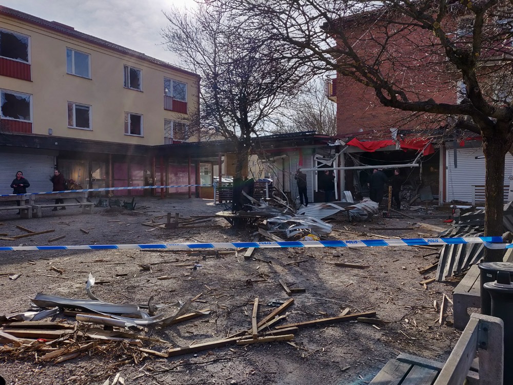 Större delen av Sätuna torg var avspärrat på fredagsmorgonen och bråte från explosionen låg överallt. Foto: Nya Tider