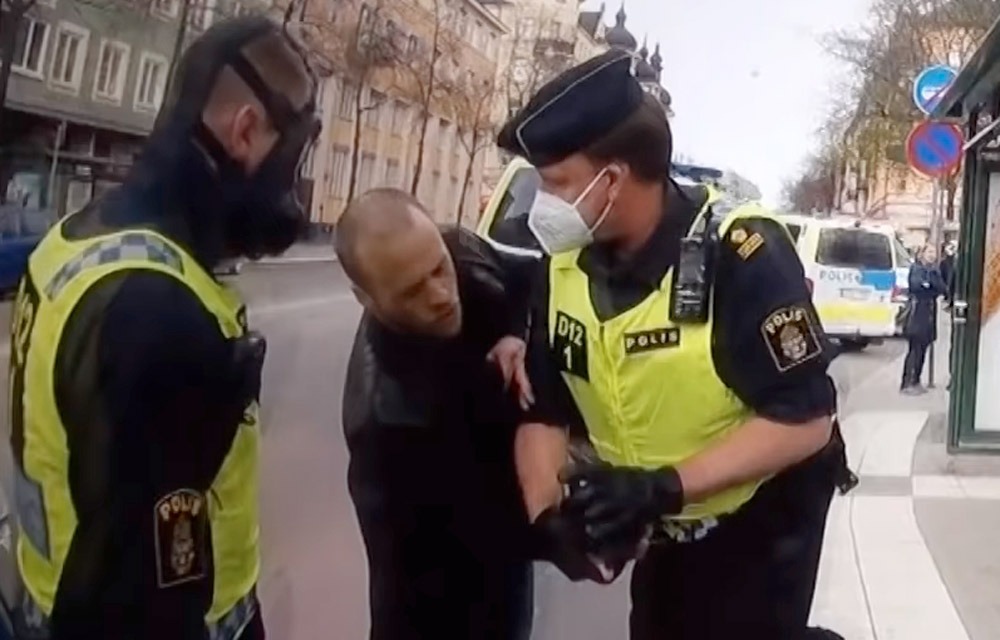 Polisernas kroppskameror, som till slut gjordes tillgängliga för försvaret, visar hur Jesper angrips av poliserna och brottas ner. Stillbild: Polisen