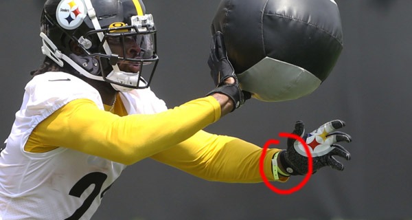 Gult armband för ovaccinerade. Foto: NFL